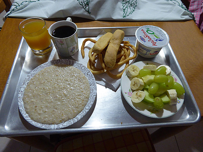 Kaffe, kakor, yoghurt, frukt och gröt på Stella Studios i Kardamili på Peloponnesos.