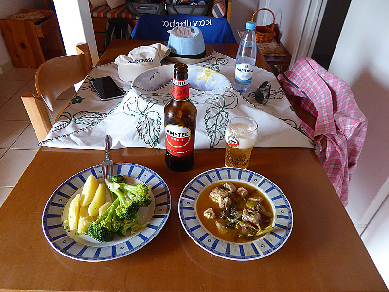 Lunch. Broccoli, potatis, kall öl och lammgryta på Stella Studios i Kardamili på Peloponnesos.