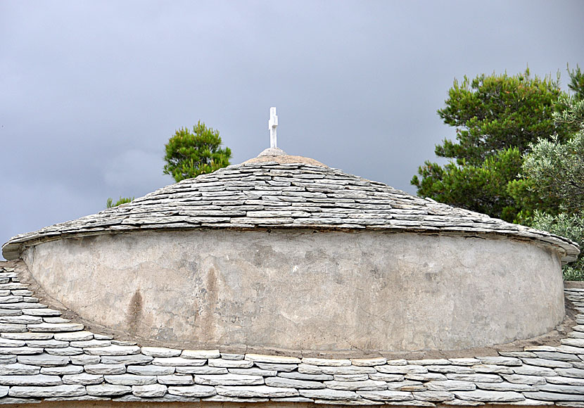 Agioi Anargiri church på Alonissos är en av Greklands vackraste kyrkor. 