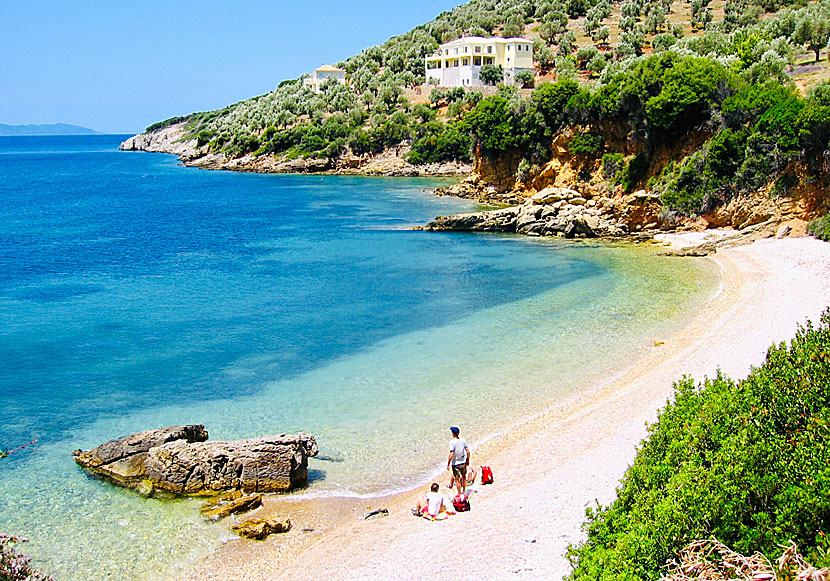 Missa inte Megali Ammos beach när du besöker kyrkan Agioi Anargiri på Alonissos.