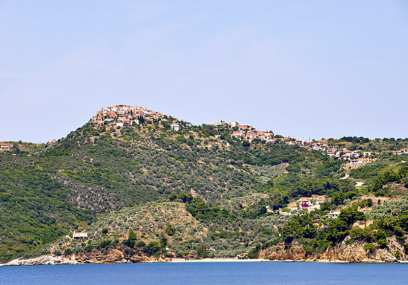 Chora och Megalos Mourtias beach på Alonissos i Sporaderna.