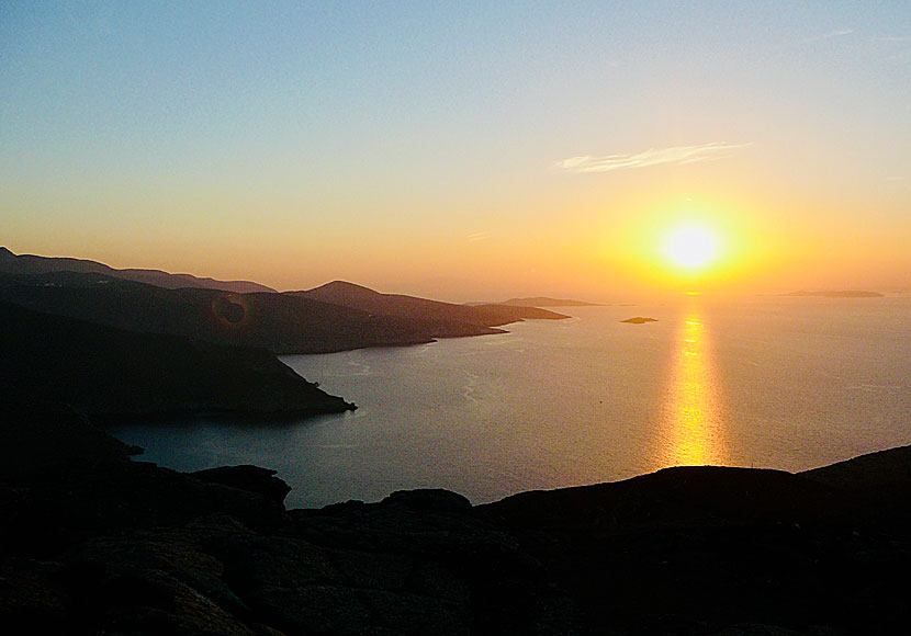 Solnedgången sedd från Minoa ovanför Katapola på Amorgos i Kykladerna.