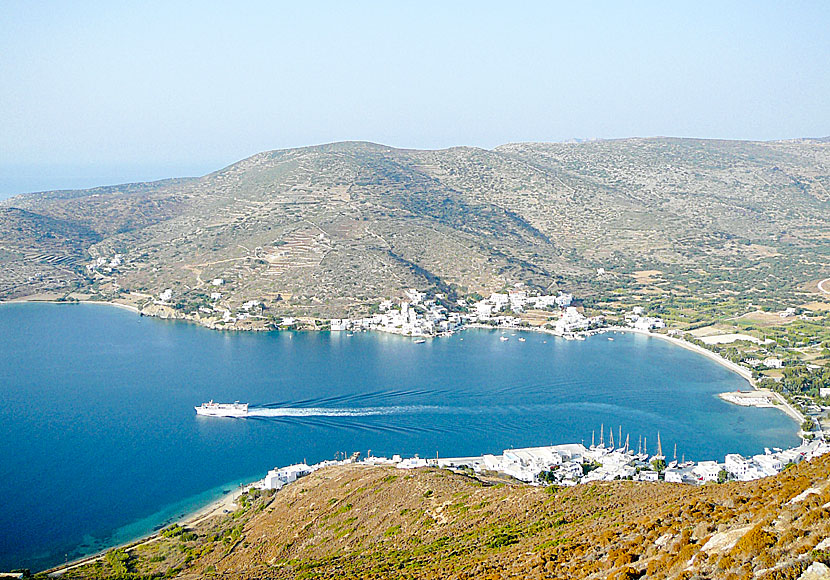 Utsikt över Katapola från Minoa på Amorgos. Express Skopelitis har precis lämnat hamnen.