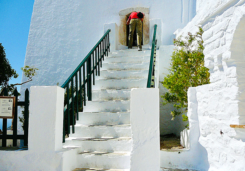 Den smala ingången till klostret på Amorgos i Grekland. 