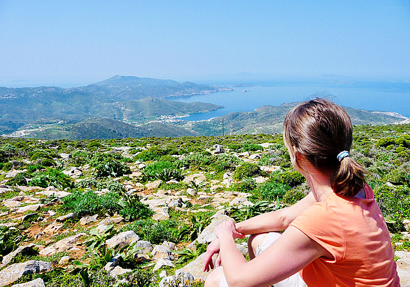 Chora och Katapola sett från berget och kyrkan Profitis Elias på Amorgos i Grekland. 