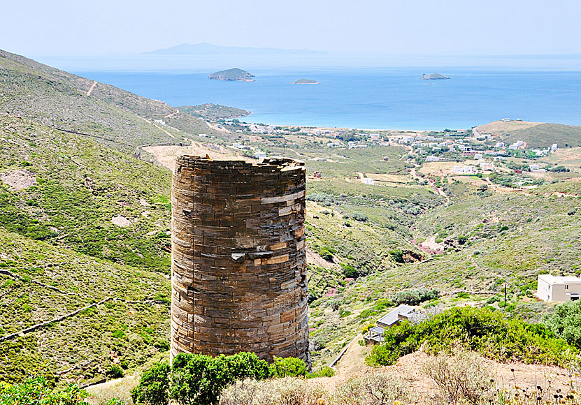 Den fina sandstranden Agios Petros beach sett från Agios Petros tower på ön Andros i Kykladerna.