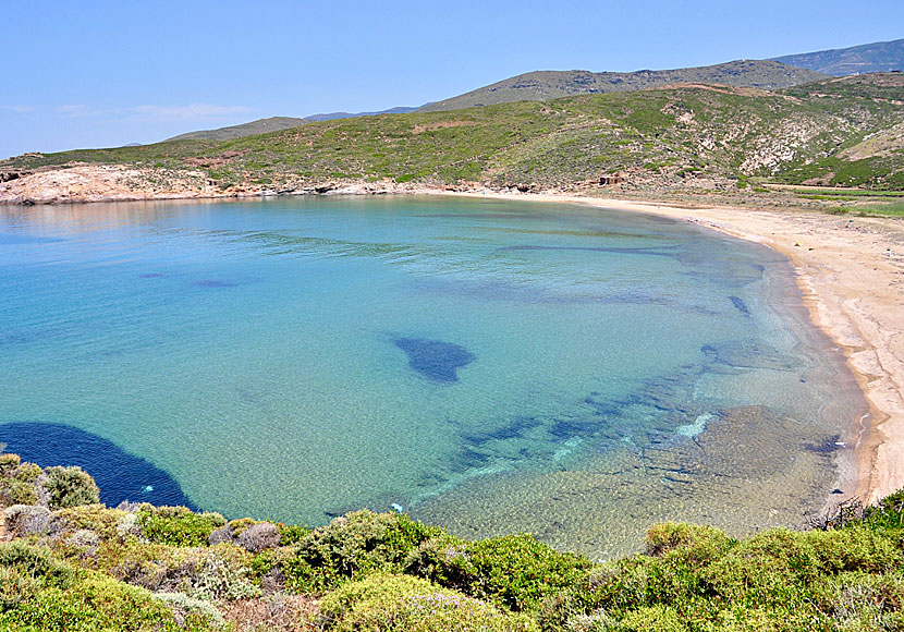 Det finns undervattensklippor vid Ateni beach så badskor är bra att ha.