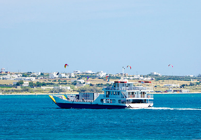 Bilfärjan som går mellan Pounda på Paros och Antiparos.