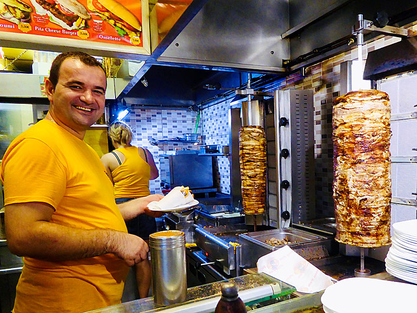 Huvudrätter från Grekland. Gyros med pitabröd - Gyros me pita – är gris- eller kycklingkött som tillagas på ett stort vertikalt spett.