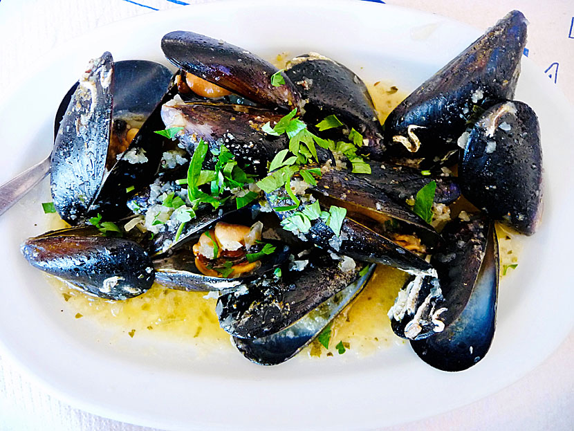 Smårätter från Grekland. Musselsaganaki - Midia saganaki - är ugnsgratinerade musslor med tomatsås och fetaost.