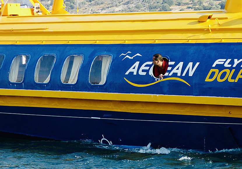 Can you please crawl put of your window med Bob Dylan i ett fönster på en färja i Pythagorion på Samos.