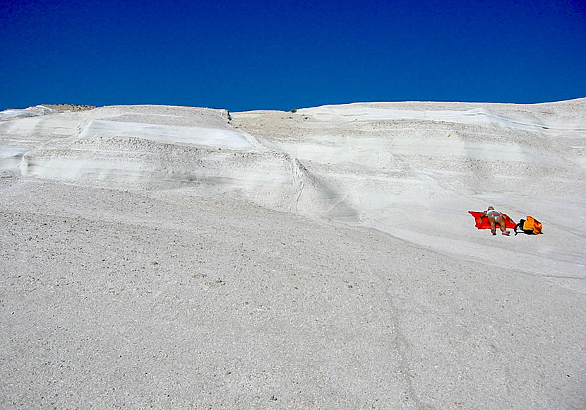 Fly me to the moon med Frank Sinatra vid klipporna i Sarakiniko på Milos i Grekland. 