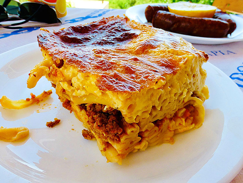 Huvudrätter från Grekland. Pastitsio består av lång ihålig pasta, köttfärs av nöt eller lamm och bechamelsås.