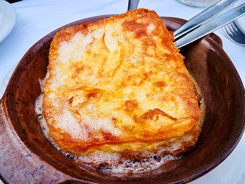 Smårätter från Grekland. Saganaki är en stekt ost av de grekiska ostarna Graviera och Kefalotiri.