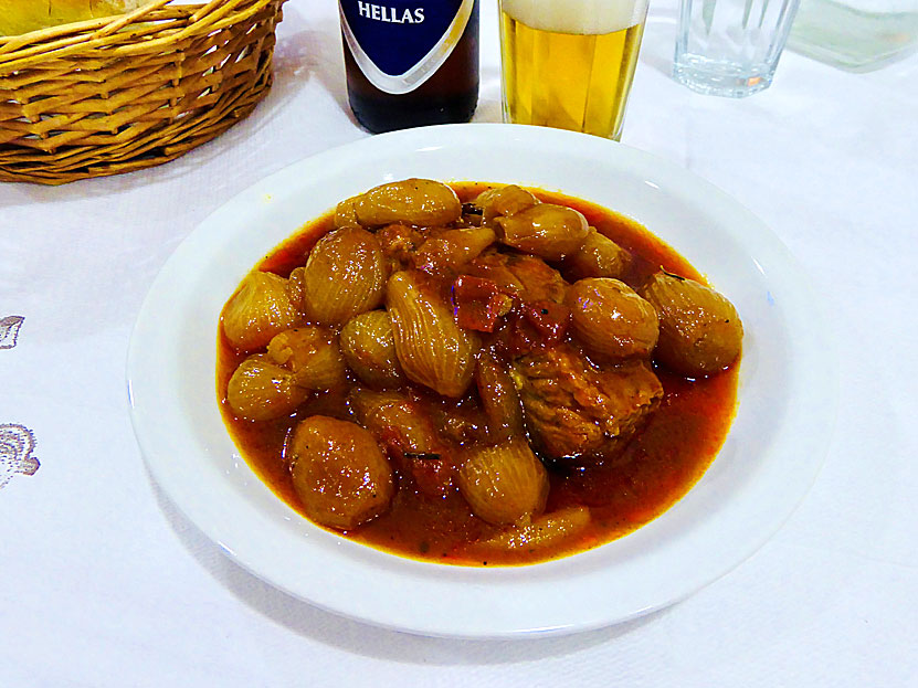 Huvudrätter från Grekland. Stifado är smakrik köttgryta med smålök eller klyftad stor lök.