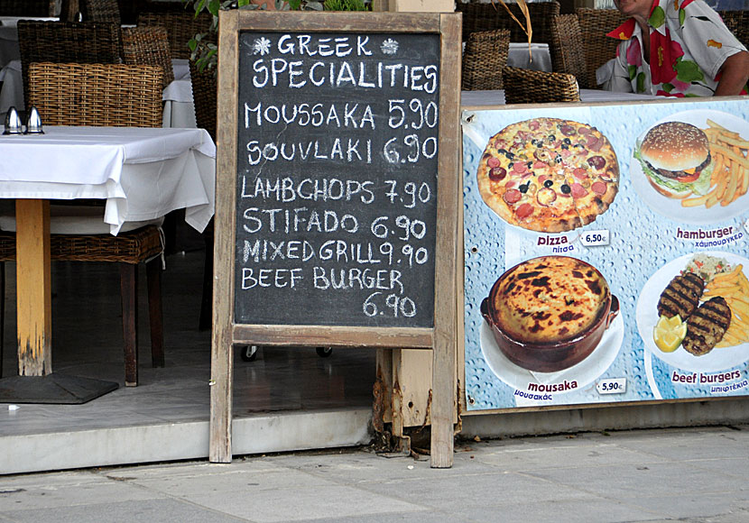 Moussaka, souvlaki, saganaki, tzatsiki och stufffed tomatoes på Naxos restauranger och tavernor.