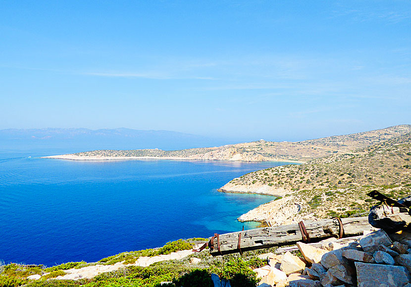 Utsikt mot Kedros beach från väderkvarnen efter Kalimera beach på Donoussa.