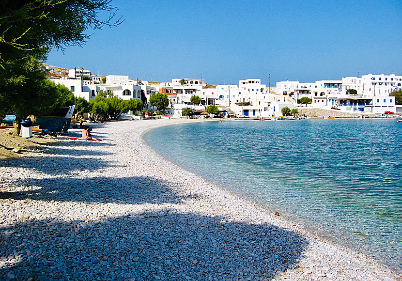 Klapperstenstranden i hamnen på Folegandros.