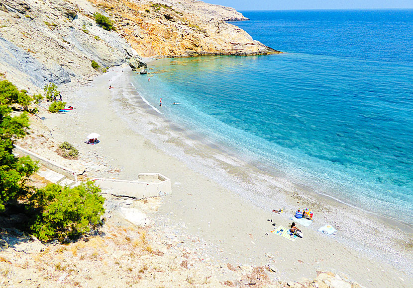 Vardia beach i hamnen på Folegandros.