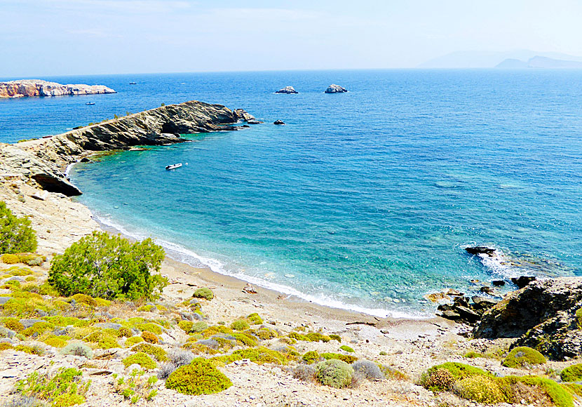 Vitsentzou beach nära hamnen på Folegandros.