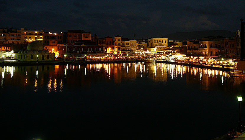 Vår fantastiska balkongutsikt över Venetianska hamnen i Chania.