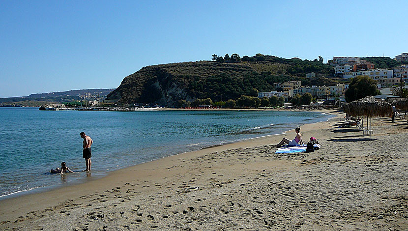 Den långa sandstranden i Kalives på Kreta.