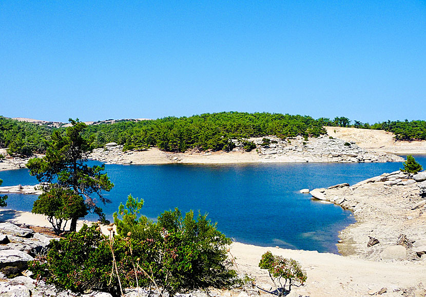 Insjön, eller dammen, vid byn Pezi på Ikaria.