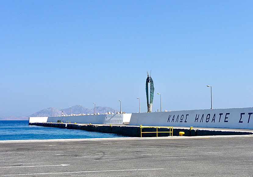 Statyn över Ikaros på hamnpiren i Agios Kirikos på Ikaria i Grekland.