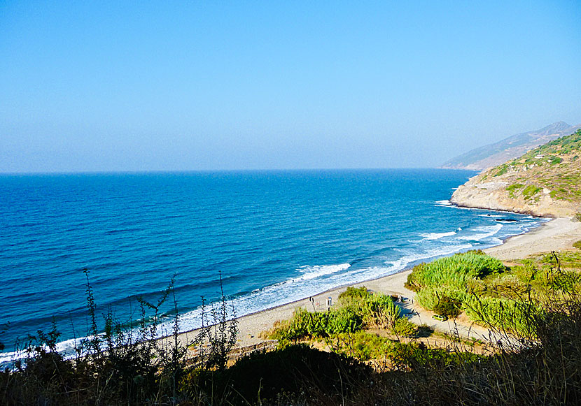 Kiparissi beach öster om hamnen i Evdilos på Ikaria.