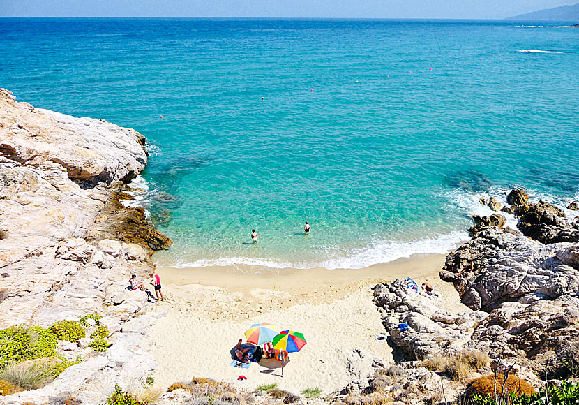 Den hemliga lilla sandstranden i Livadi på Ikaria.