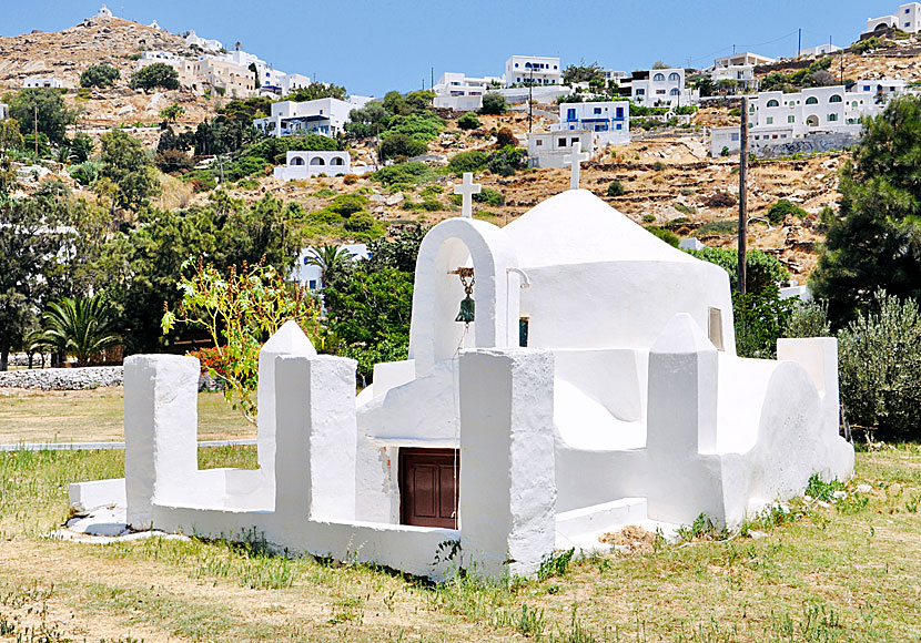 Agios Georgios church i hamnen på Ios i Kykladerna.