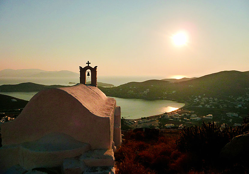 Solen speglar sig på Agios Georgios church ovanför Chora på Ios.