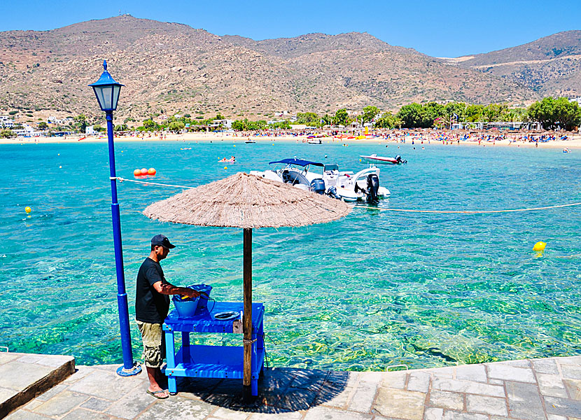 Mylopotas beach sett från Drakos Taverna. på Ios i Grekland.