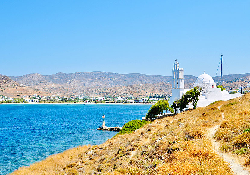 Den korta vandringen mellan Valmas beach och den vackra kyrkan Agia Irini.