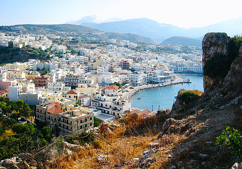 Missa inte den trevliga byn Pigadia när du är i Amoopi på Karpathos i Grekland.