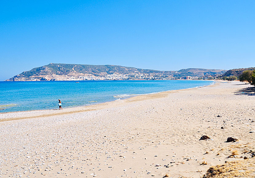 Den nästan 4 km långa stranden i Pigadia.