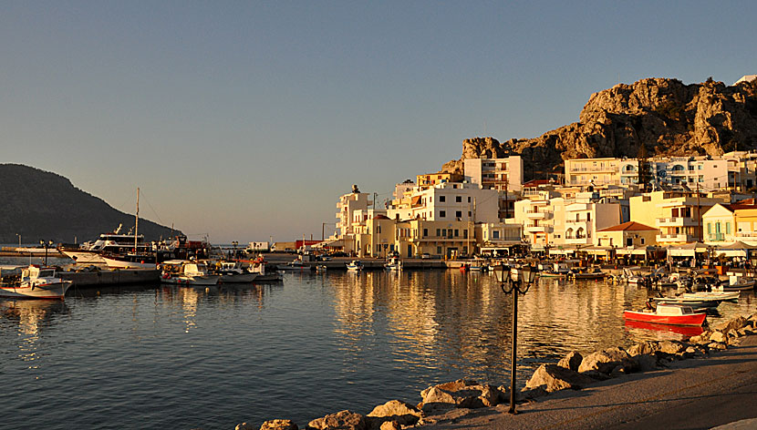 Hamnpromenaden i Pigadia på Karpathos  strax innan solen går ner. 