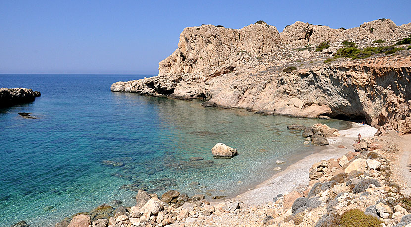 Proni beach nära byn Pyles på västra Karpathos. 