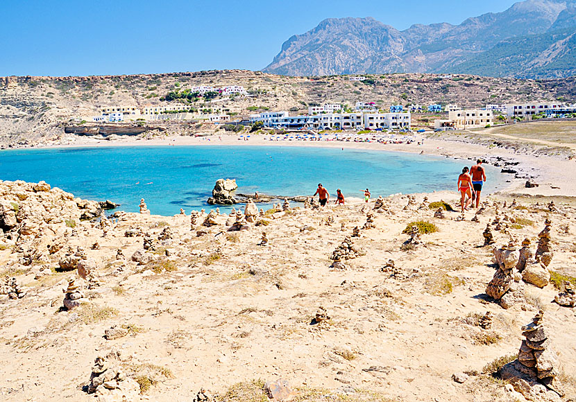 Vandra mellan stränderna i Lefkos på Karpathos i Grekland.