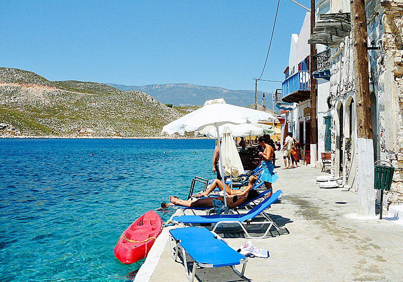 Solstolar och parasoll att hyra i Megisti på Kastellorizo.