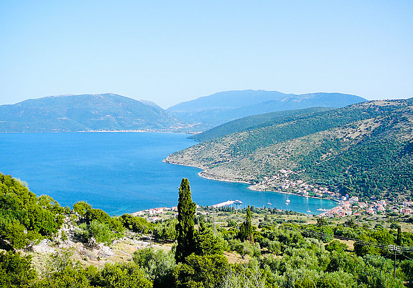 Köra bil och moped mellan Fiskardo och Agia Efimia på Kefalonia i Grekland.