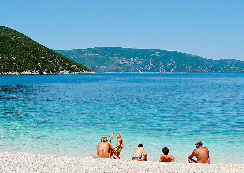 Det underbara kristallklara vattnet vid Antisamos beach på ön Kefalonia. 