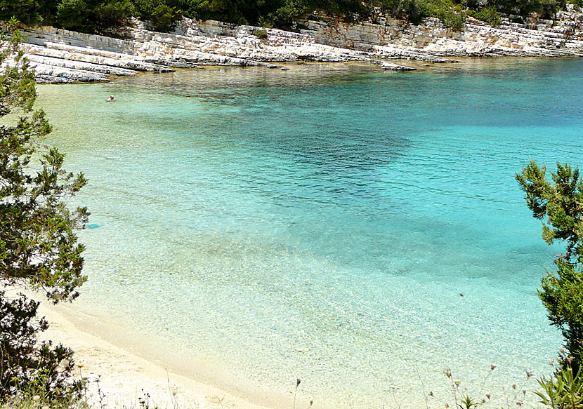 Vattnet vid Emblisi beach är alldeles underbart och mycket snorkelvänligt. 