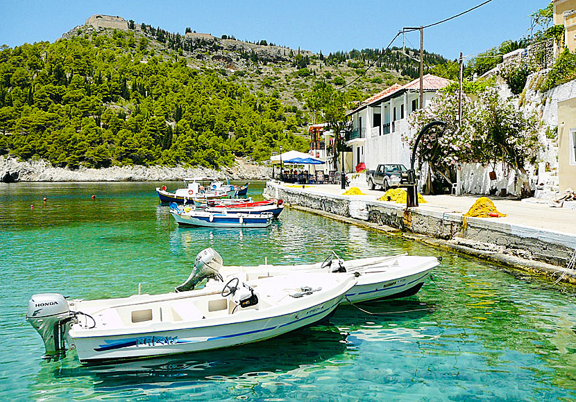 Hamnen och fästningen Kastro i byn Assos på Kefalonia.