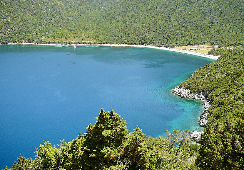 Vyn över Antisamos beach är nästan lika spektakulär som över Myrtos beach på Kefalonia i Grekland. 