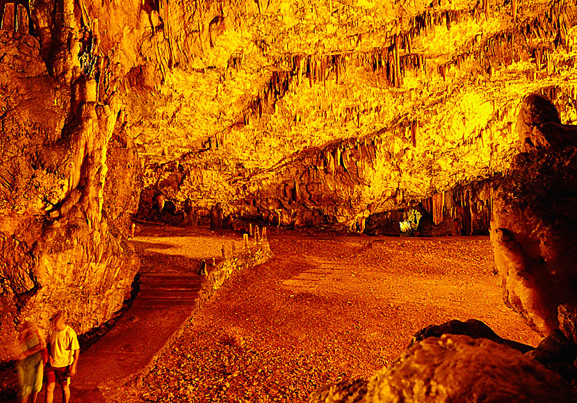 Missa inte Drogarati cave när du har sett Melissani lake och cave på Kefalonia i Grekland.