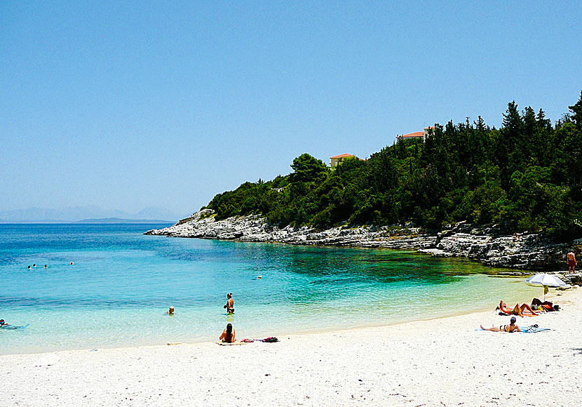 Emblisi beach är den strand som ligger närmast Fiskardo på Kefalonia