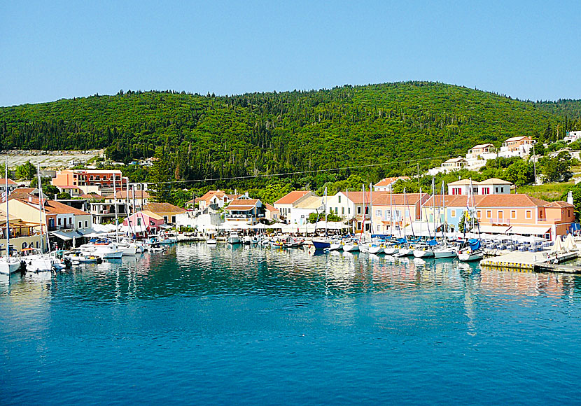 Missa inte den fina byn Fiskardo när du reser till stränderna Emblisi och Foki på Kefalonia i Grekland.