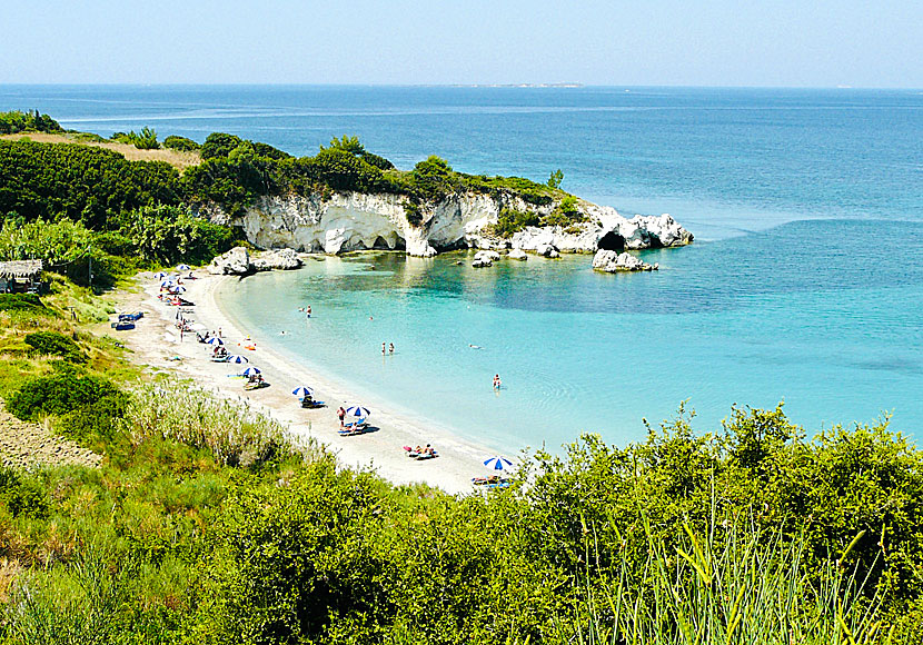 Den fina sandstranden Kalamia beach ligger innan byn Lassi på Kefalonia.