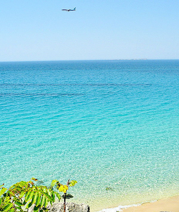 Turistorten Lassi och stränderna Makris Gialos och Platis Gialos ligger nära flygplatsen på Kefalonia.